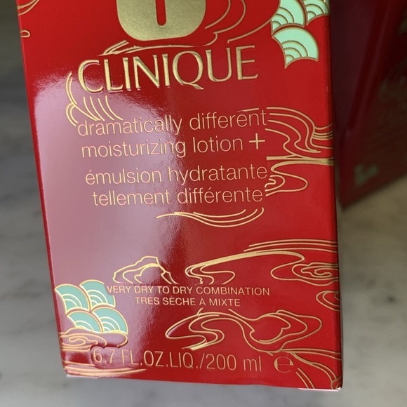 Large 200 ml Clinique Dramatically Different Moisturizing Yellow Lotion (2024) - Picture 4 of 7